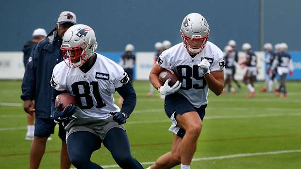 Patriots Jonnu Smith (81), Hunter Henry (85)